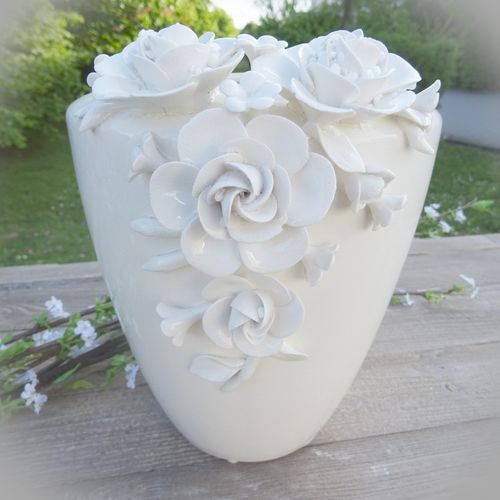 Dekoration Tischvase/ Blumenvase weiss - creme mit 3 D Ornament Rosen Blüten 21 cm